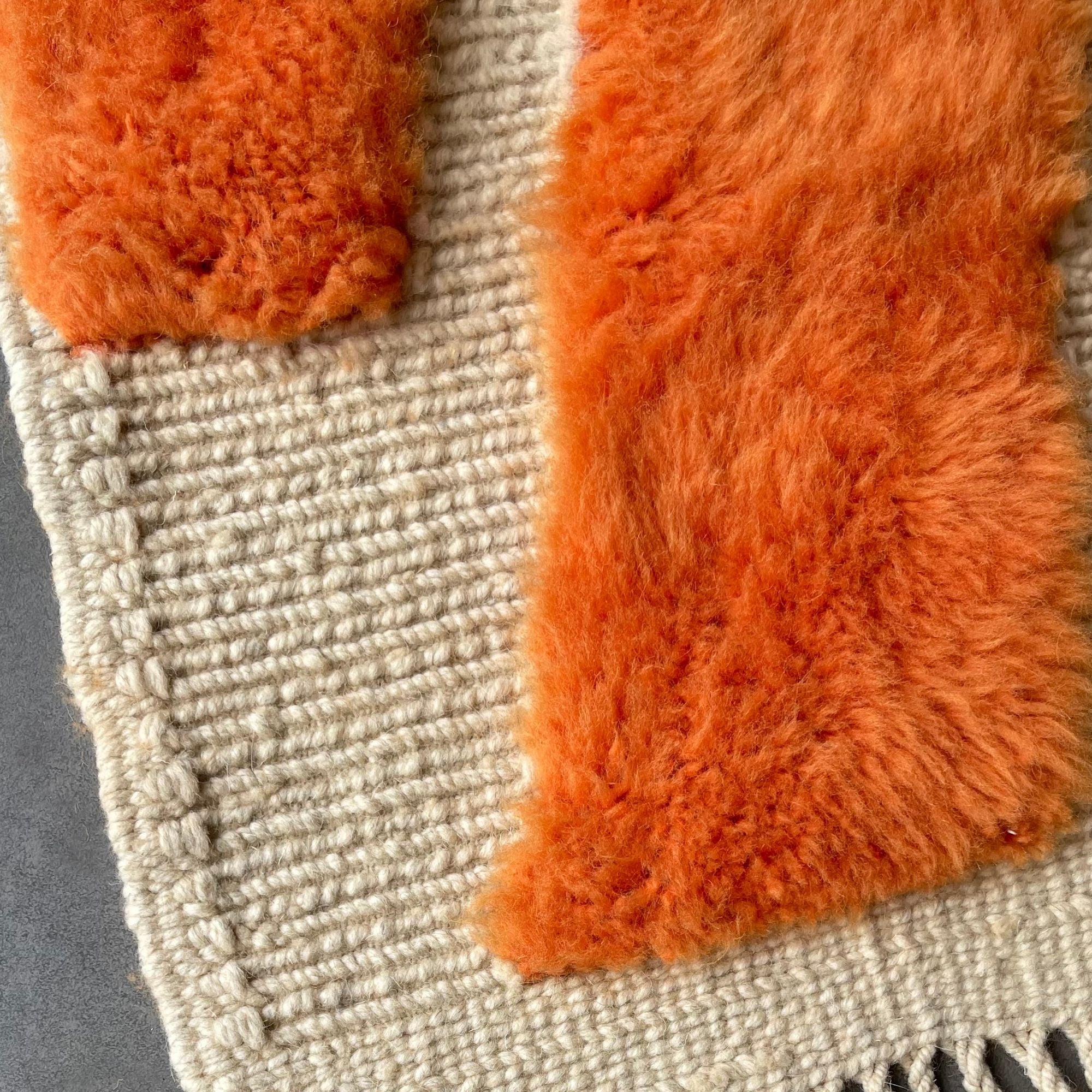 Close-up of the handcrafted edge and dense natural wool pile of Sahara Symphony No. 01.