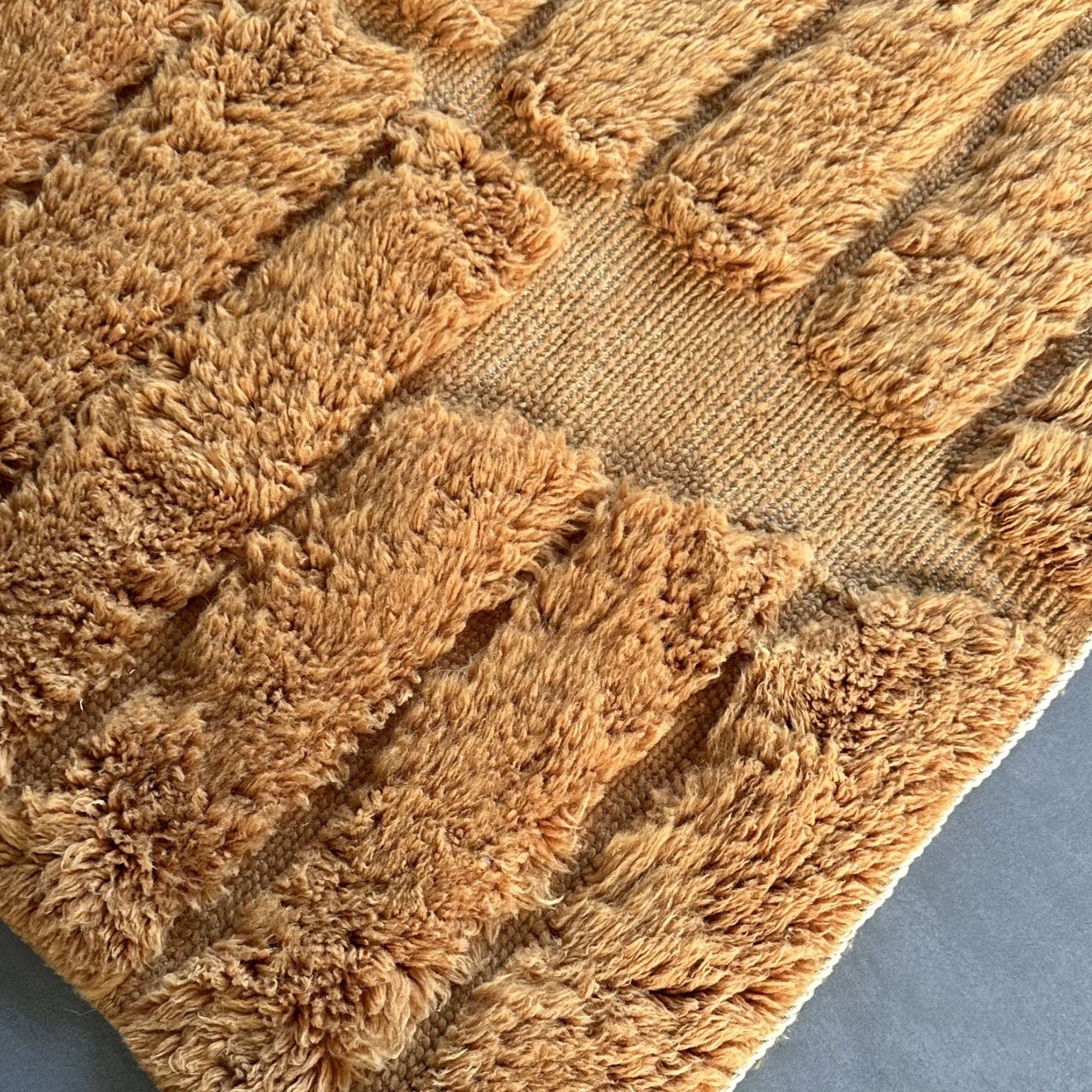 Detailed view of the layered high-low pattern of Stratum No. 01 handwoven from natural wool in Morocco.