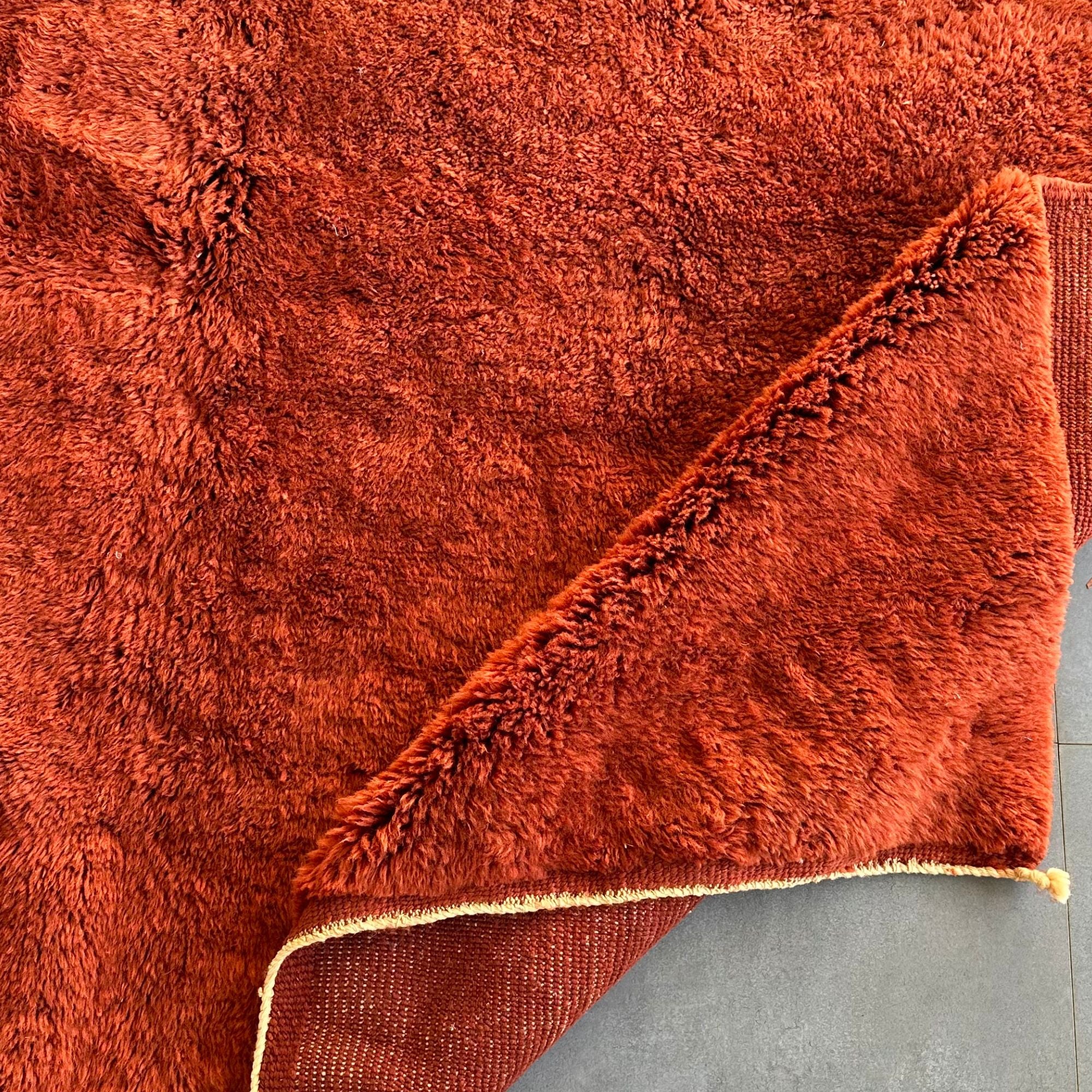 Sandstorm Splendor – A Rich Oxblood Moroccan Shag Rug