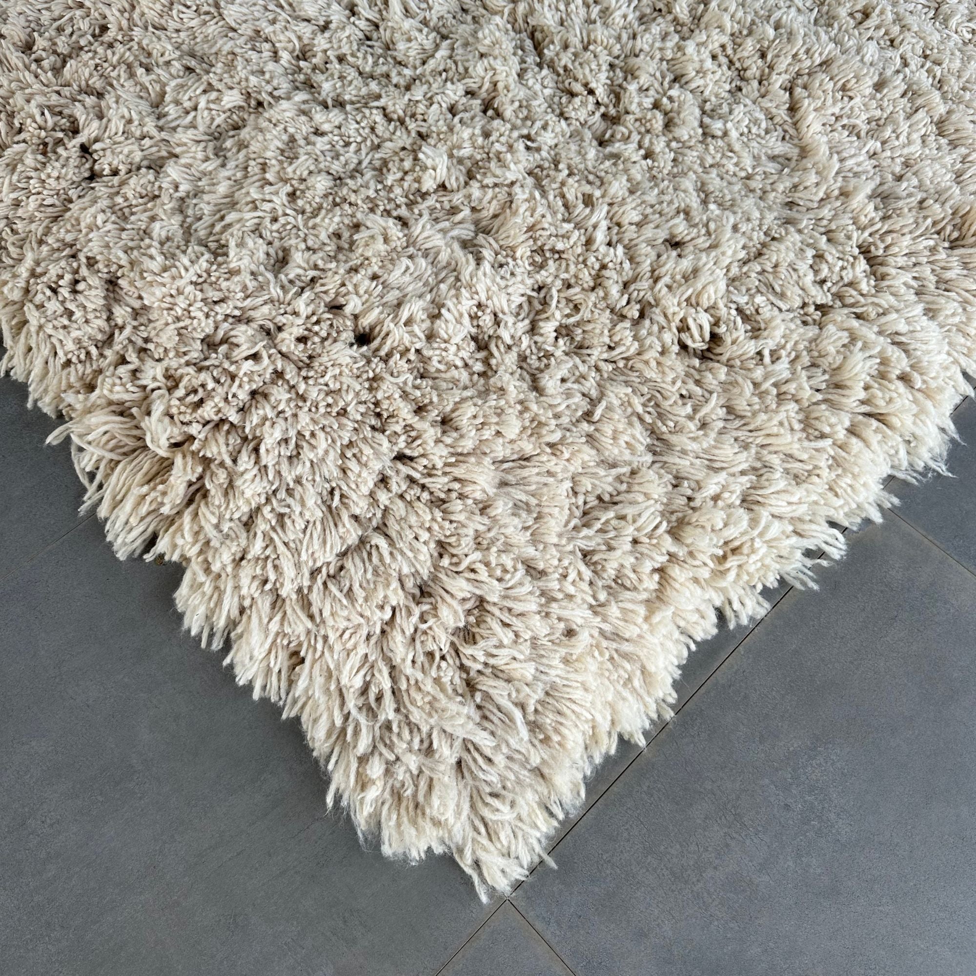 Moroccan shag rug, long pile Moroccan rug, handwoven Moroccan rug